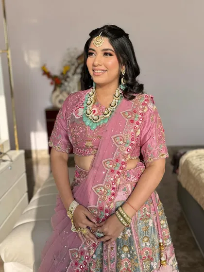 Sunkissed and beautiful. Saumya's pink lehenga was paired with a warm, rosy makeup look that caught the light perfectly.
