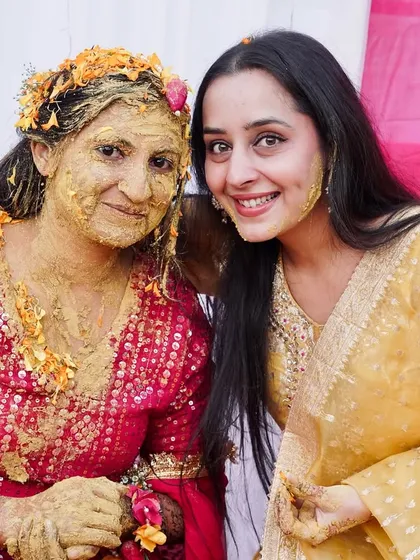 A happy, posed moment between two family members during the haldi. Even in the midst of chaos, I make sure to capture these cherished family portraits.