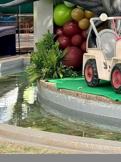 This shot shows how I integrate the theme with the venue's existing features, like this water element.