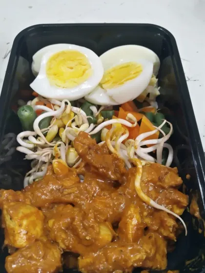 To help you meet your daily protein requirements, some meals include extras like boiled eggs. This box contains chicken in a rich sauce, fresh bean sprouts, and a hard-boiled egg.