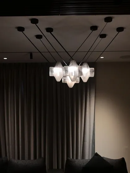 This modern chandelier is more than just a light fixture; it's a piece of art. With automation, its brightness can be adjusted to serve as the room's centerpiece or a subtle background element.