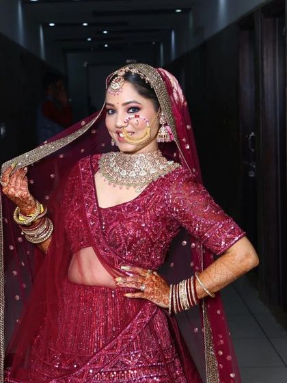 Our client confidently shows off her rented magenta sequin lehenga. The matching dupatta and heavy Kundan necklace complete this glamorous bridal look.