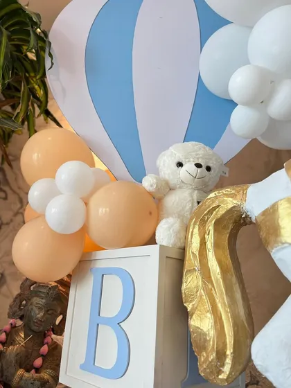 The decor included charming details like hot air balloon props, "BABY" blocks, and teddy bears riding the carousel horses, all in a soft, gentle color palette.