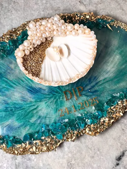 The full view of the unique seashell-themed ring platter, showing the geode-style edges and personalized initials.