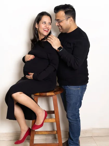 That 'itti si hassi', that tiny little smile, says everything. I love capturing these candid interactions where you can just be yourselves. Here, a pop of red shoes adds a playful touch to their classic black outfits.