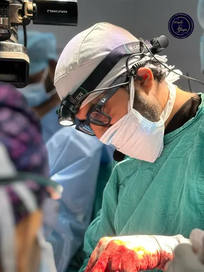A moment of intense focus during a live surgical demonstration. Precision and continuous learning are the cornerstones of being a good surgeon.