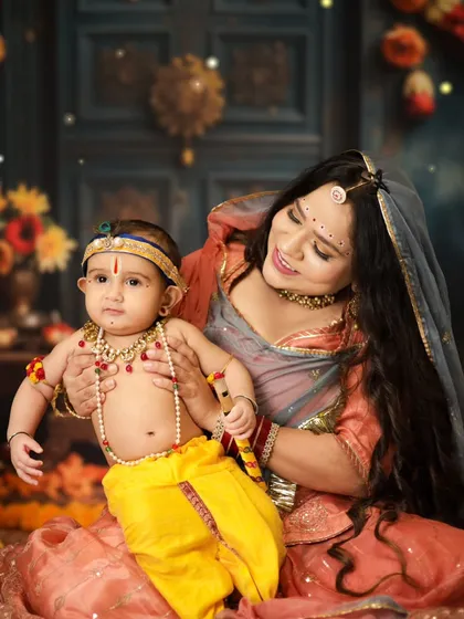 A beautiful portrait of Yashoda with her little Krishna. We love including mothers in these shoots to capture that special bond. It makes the memory even more precious.