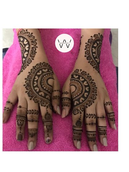 An elegant design for a bridesmaid, featuring a large, graceful paisley pattern on the back of the hands.