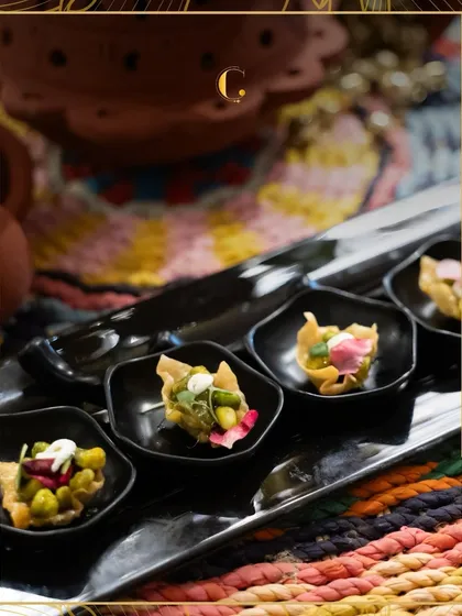 Bite-sized canapés served in individual black bowls. These small bites are packed with big flavours, designed for effortless snacking during cocktail hours and networking events.