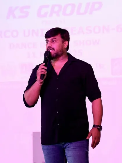 Speaking on stage at the KS Group's ARCO Unite event. I am comfortable taking the lead and directing live shows in front of large audiences.