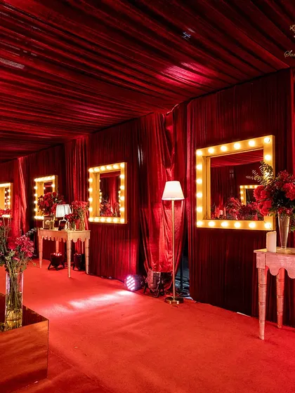 Another angle of the glamorous entrance tunnel, with its repeating vanity mirrors and warm lighting, creating an immersive experience from the very first step.