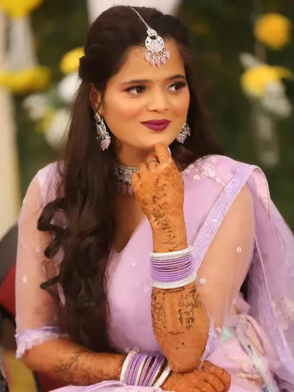 A thoughtful pose from the bride on her sangeet night, her lavender outfit and diamond jewelry creating a dreamy look.