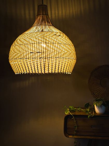 This pendant combines a natural bamboo neck with a body woven from white and natural-toned fibers. When lit, it emits a bright yet soft light, perfect for airy and light-filled spaces.