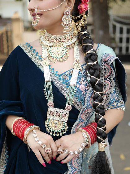 Unique caption for media id 199 describing the specific jewellery and look.