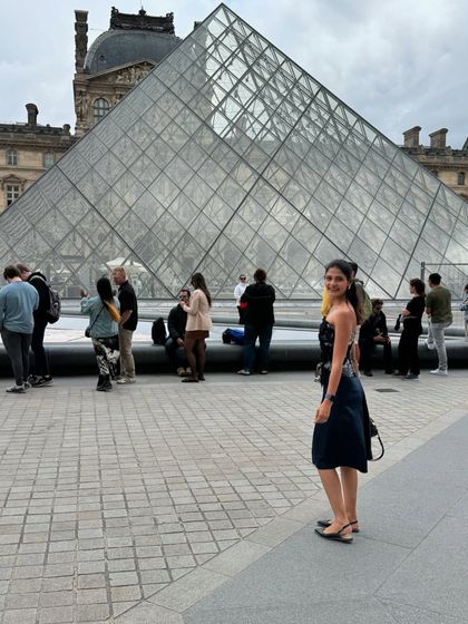 Posing in front of the iconic glass pyramid at the Louvre. This outfit was a perfect choice for a day of art and history, feeling both chic and comfortable.