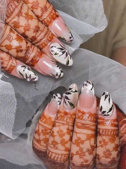 Inspired by nature, this bridal set features hand-painted leafy vines on a clean, sheer base, designed to complement the intricate patterns of the bride's mehendi.