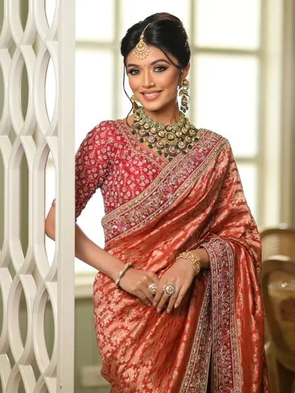 Another smiling portrait of this beautiful bride in her stunningly draped Banarasi saree.