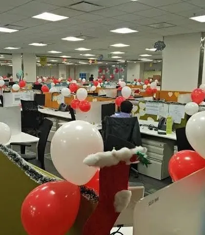 For this office celebration, I filled the entire floor with red and white balloon clusters. This type of decoration transforms a regular workspace into a festive environment for holiday parties or team achievements.