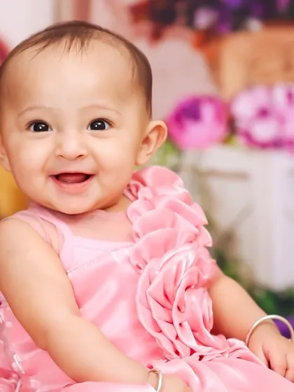 That gummy smile and bright-eyed look is what sitter sessions are all about. At around 6 to 8 months, babies have so much personality, and I love capturing their happy expressions in classic, beautiful portraits like this one.