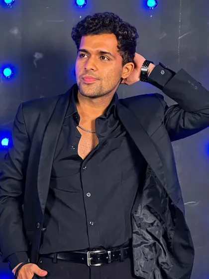 Another one from the "Sharp in Black" series. Feeling the formal party vibe here.