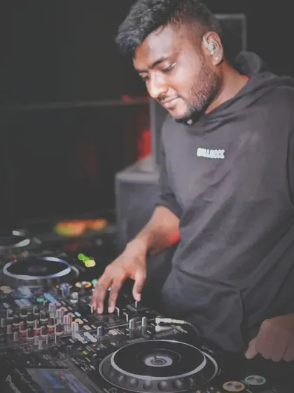 Focused on the mix during a set. Each session with me is packed with practical insights drawn from years of professional experience behind the decks.