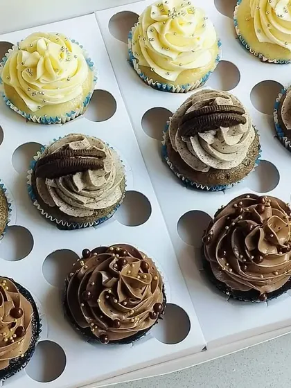 Sometimes, nothing beats the classics. This assortment box shows my three most popular signature flavors: decadent Chocolate with chocolate sprinkles, creamy Oreo with a mini Oreo cookie, and timeless Vanilla with a touch of silver glitter.