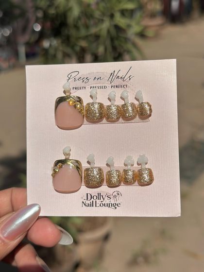 This press-on toe nail set is all about the glam, with a full gold glitter finish and a chic French tip design on the big toe.