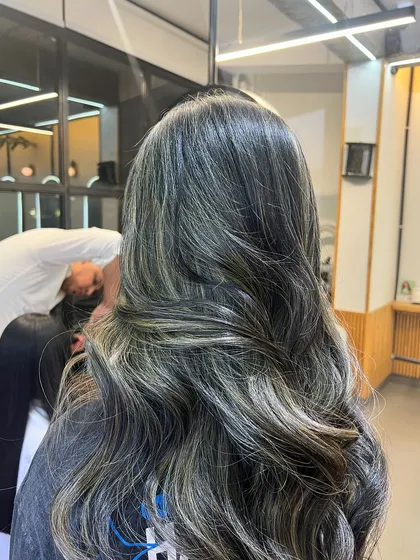 A beautiful lived-in color with silver and ash tones. The soft waves enhance the dimension and shine of the hair.
