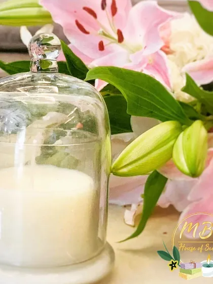 This elegant bell jar candle is designed to protect the candle from dust and lock in the scent when not in use. It makes a sophisticated addition to any corner of your home, filling it with an exquisite fragrance when lit.