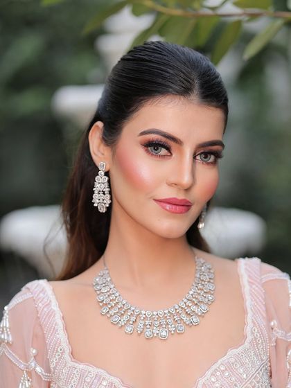 A stroke of eyeliner and a dash of shimmer. This look is all about enhancing natural beauty with a touch of modern glam.