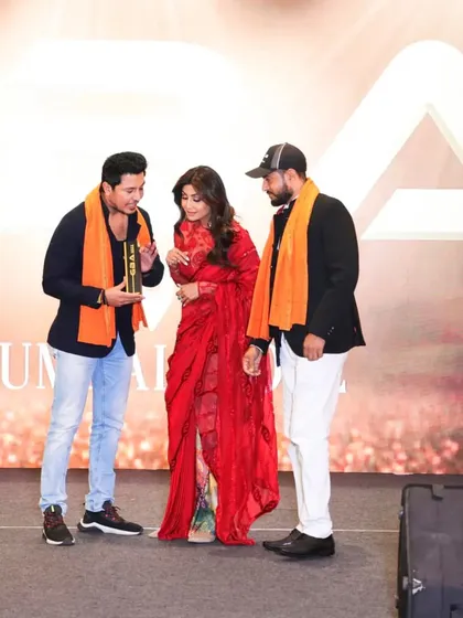 Sharing a moment of gratitude with Shilpa Shetty after receiving the award. Her dedication to wellness is an inspiration to us all.