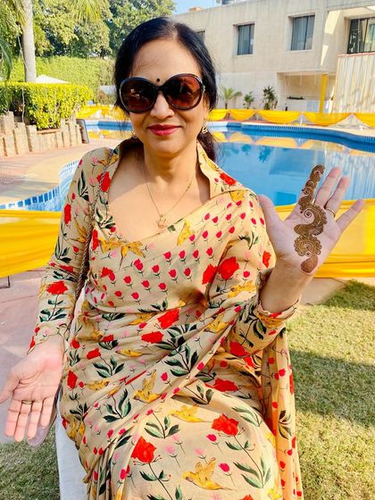 A guest at a wedding showing her simple, single-motif henna design. This is a perfect option for those who want to participate in the tradition with a minimalist touch.