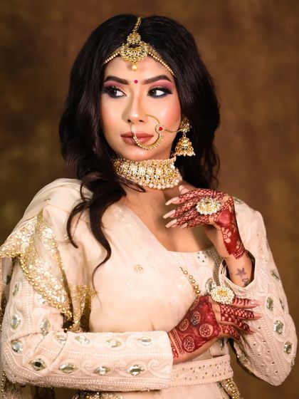 Let your eyes do the talking. This extraordinary look is all about drama and glamour.