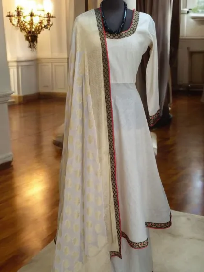 Here is a classic, elegant kora cotton anarkali paired with a palazzo. I've adorned it with traditional Banarasi borders and a beautiful viscose Banarasi georgette dupatta. It's a timeless silhouette that is perfect for a summer get-together or a formal family function.