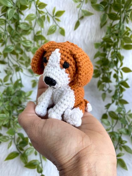 A tiny beagle puppy, small enough to sit in the palm of your hand. This little dog keychain is perfect for any dog lover.