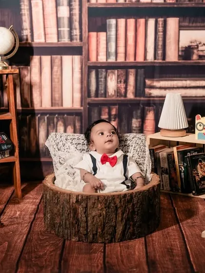 Welcome, little scholar. This styled photoshoot uses a charming library backdrop and vintage props to create a timeless and imaginative portrait. It’s a wonderful way to celebrate the new chapter your baby represents.