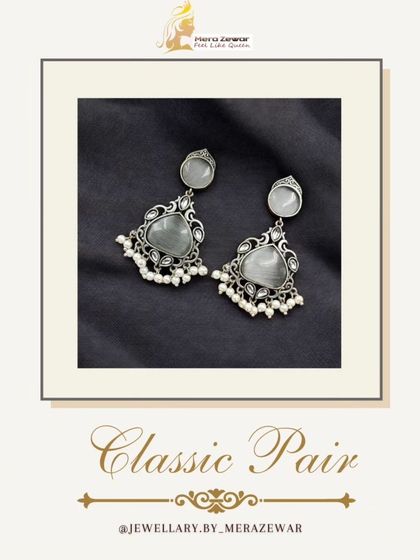 The same classic dangle earring design, here in a sophisticated grey. This neutral color makes it a very versatile piece that can be worn with a wide range of outfits.
