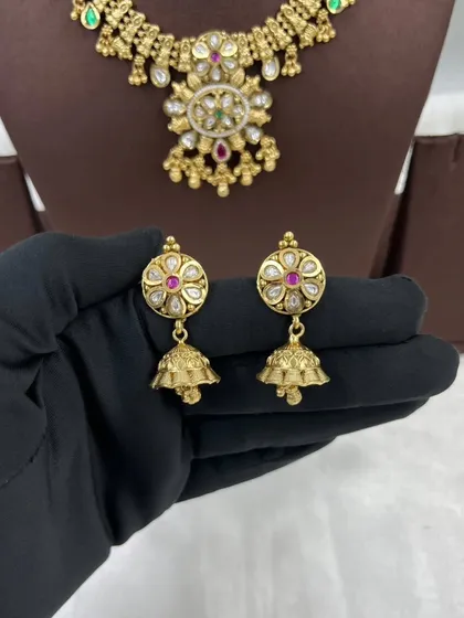 A detailed view of our antique gold necklace sets. This video highlights the matte gold finish and the fine craftsmanship of the pendant and matching jhumki earrings, a timeless design that is always in demand.
