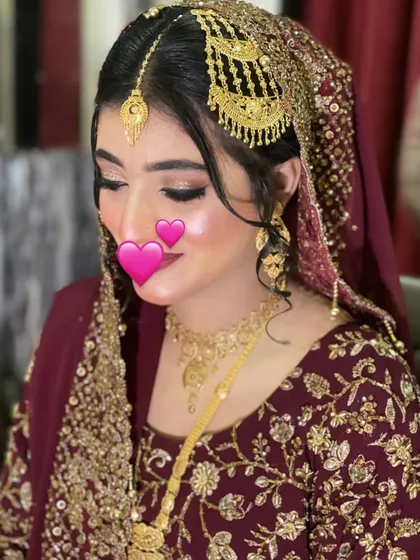 A beautiful portrait with a focus on the stunning gold jewellery, including the passa and maang tikka. The makeup is kept classic with a winged liner and a soft lip.