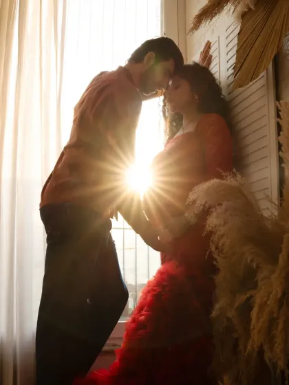 Let's get creative with light. This silhouette shot uses the setting sun to create a stunning, artistic portrait that focuses on the beautiful shape of pregnancy and the intimate connection between partners.
