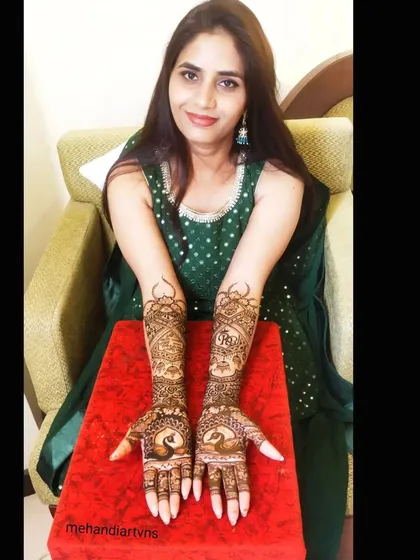 This bride chose a design with prominent peacocks on her palms, a symbol of grace and beauty in Indian culture.