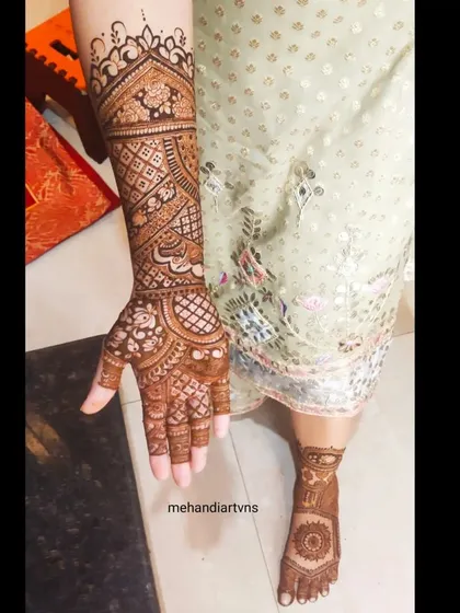 A simple yet elegant pairing of hand and foot mehandi. The design on the foot is a beautiful mandala that echoes the patterns on the arm.