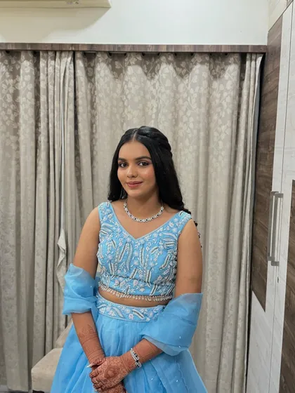 For another event, the sister of the bride wore this lovely blue outfit, and we gave her a fresh, youthful makeup look.