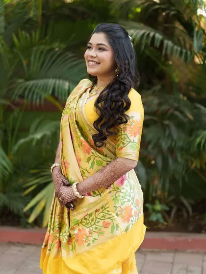 Another beautiful shot of the bride, looking radiant and elegant in her traditional Mahurat attire.