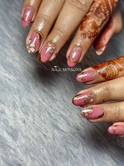 The way these pink and gold bridal nails complement the mehndi design is just perfect. It’s a complete, polished look for any bride.