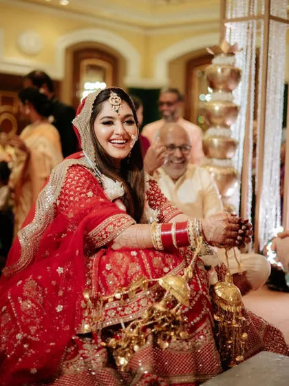 Laughing her way into our hearts. This beautiful bride’s radiant red look, paired with effortless, natural makeup and luminous skin, is pure perfection.