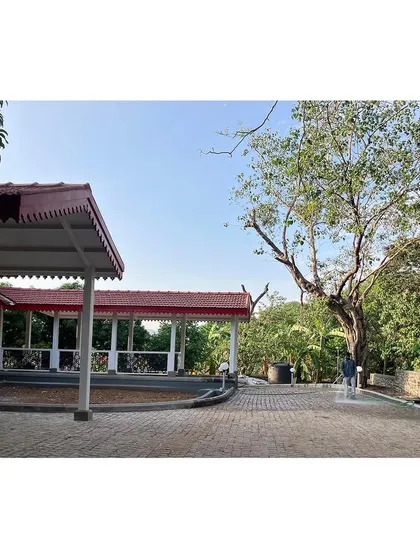 A new pavilion structure was designed to complement the century-old main building. The surrounding paved courtyard and the preservation of the large, established tree demonstrate a dialogue between the new and the old.