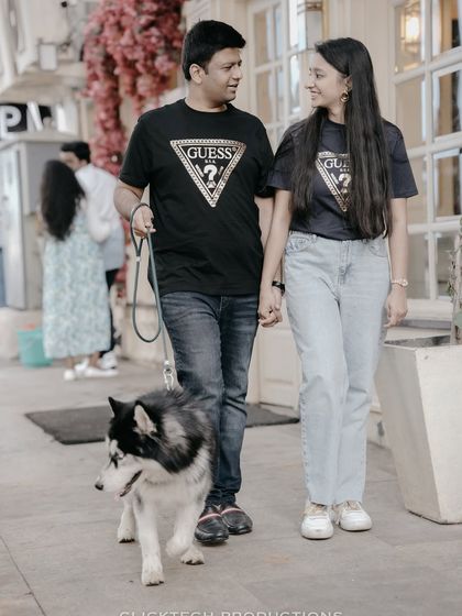 A lovely moment of a couple walking their husky through a stylish urban neighborhood, showing how we can include your beloved pets in your pre-wedding photoshoot.
