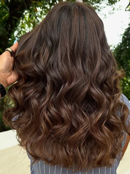 A simple and chic holiday look. These soft, warm brown highlights add just the right amount of brightness for a relaxed, sun-kissed vibe.