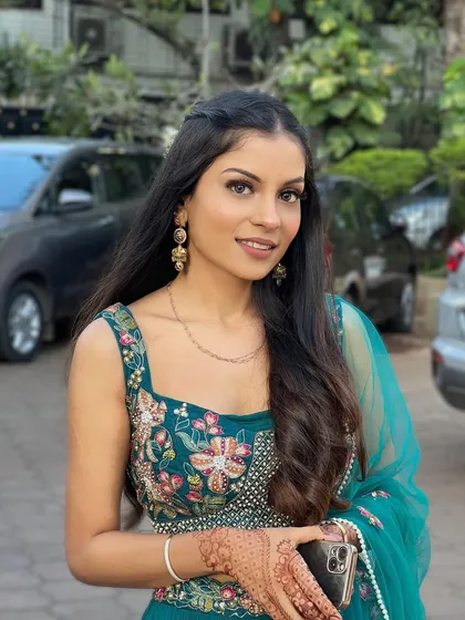A smiling portrait of this client, looking effortlessly beautiful.